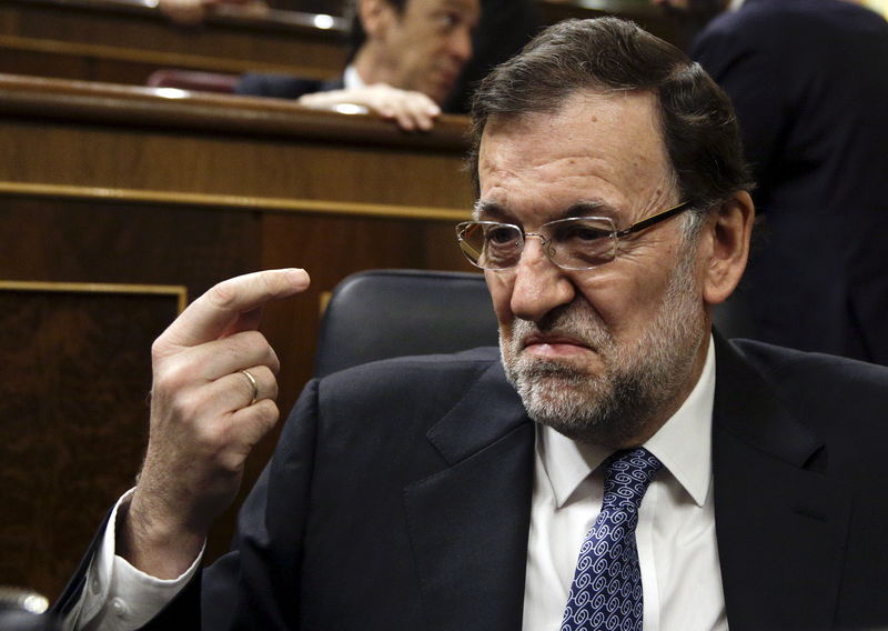 © Reuters. Spain's Prime Minister Mariano Rajoy talks before a government control session at Spain's Parliament in Madrid