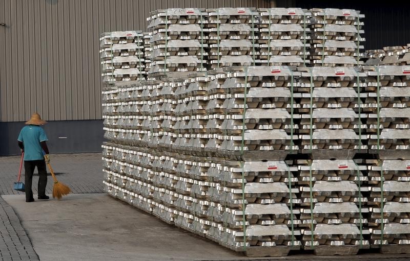 © Reuters. Aluminium ingots are seen outside a warehouse that stores London Metal Exchange stocks in Port Klang Free Zone, outside Kuala Lumpur