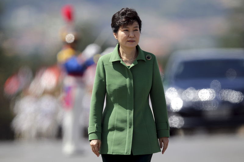 © Reuters. South Korea's President Park Geun-hye walks past an honor guard before a meeting with Brazil's President Dilma Rousseff at the Planalto Palace in Brasilia