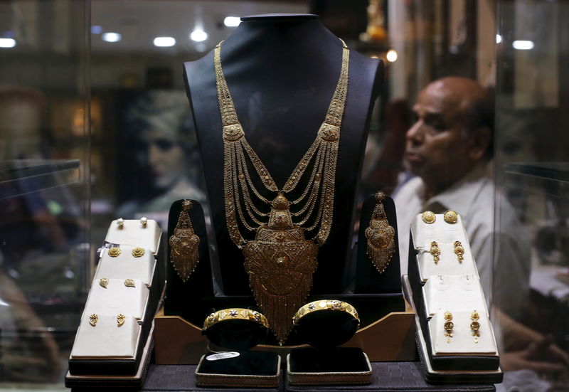 © Reuters. Золотые украшения в ювелирном магазине в Нью-Дели
