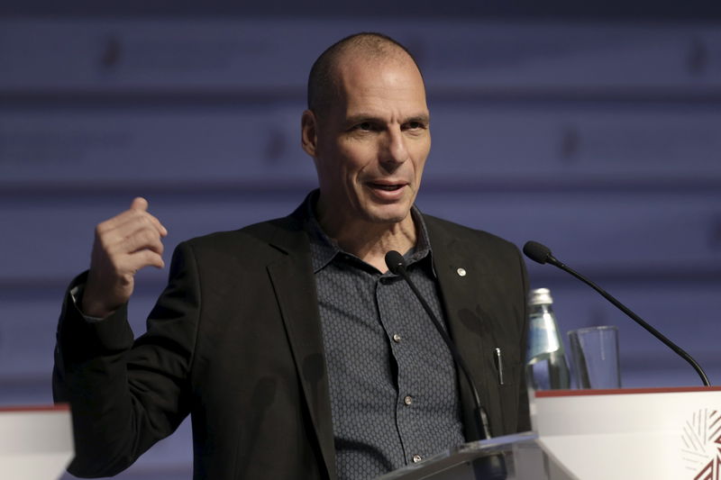 © Reuters. Ministro das Finanças da Grécia, Yanis Varoufakis, durante conferência em Riga, na Letônia