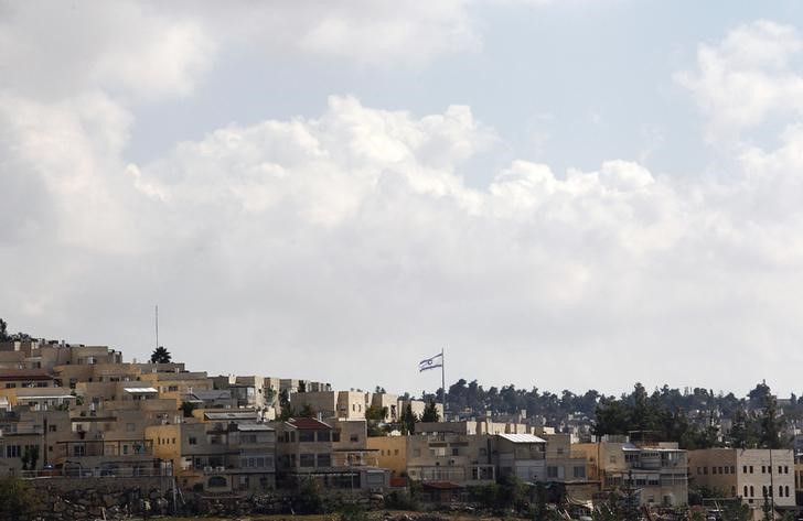 © Reuters. Israel's national flag flutters in the settlement of Ramat Shlomo