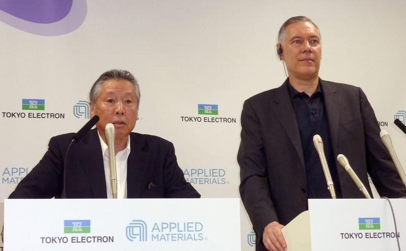 © Reuters. Tokyo Electron Ltd Chairman and President Higashi and Applied Materials Inc CEO Dickerson during attend their joint news conference in Tokyo
