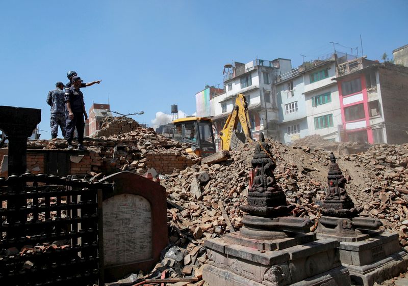 © Reuters. Policiais do Nepal comandando a busca por corpos no meio de destroços