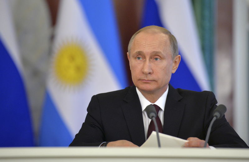 © Reuters. Russian President Putin attends signing ceremony on results of Russian-Argentinian talks at Kremlin in Moscow