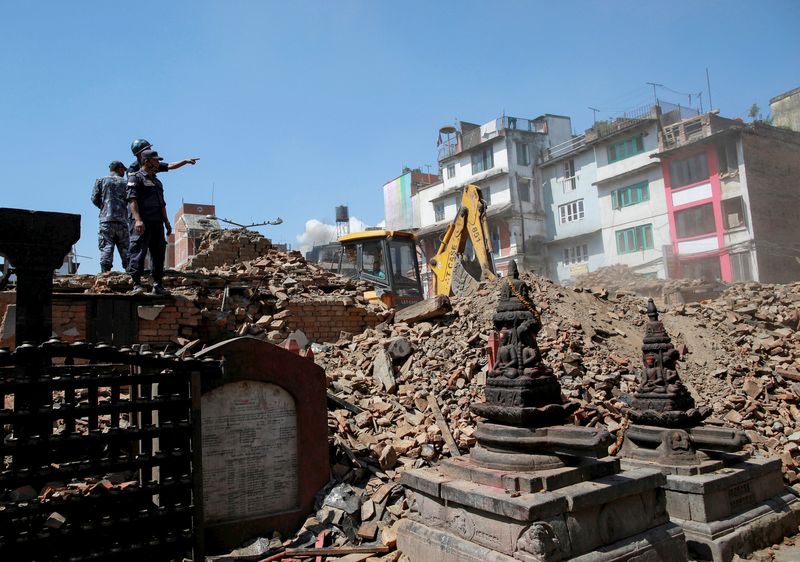© Reuters. Nepal lucha para organizar asistencia por terremoto, muchos huyen de la capital