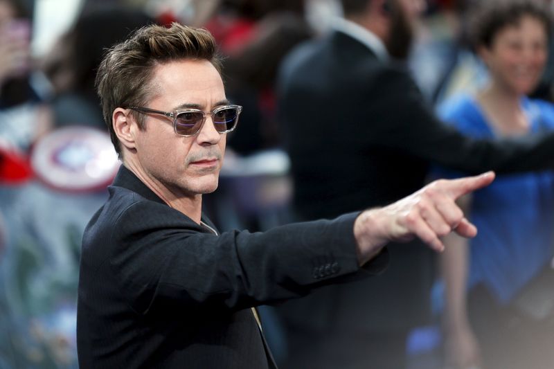 © Reuters. Robert Downey Jr. posa na première de "Vingadores: Era de Ultron", em Londres