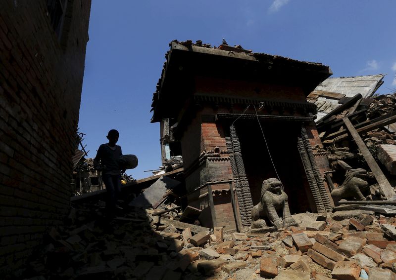 © Reuters. Templo destruído por terremoto em Bhaktapur, Nepal 