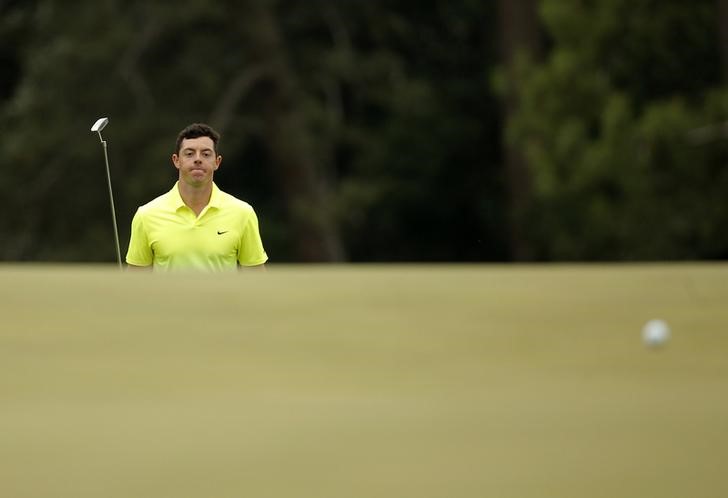 © Reuters. Rory McIlroy of Northern Ireland walks up to the 18th green during the final round of the Masters golf tournament at the Augusta National Golf Course in Augusta