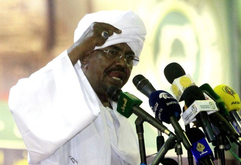 © Reuters. Presidente do Sudão Omar Hassan al-Bashir faz discurso em Cartum