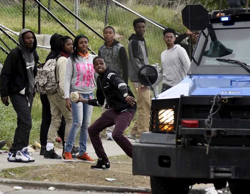 © Reuters. Manifestantes entram em confronto com polícia após funeral de Freddie Gray em Baltimore