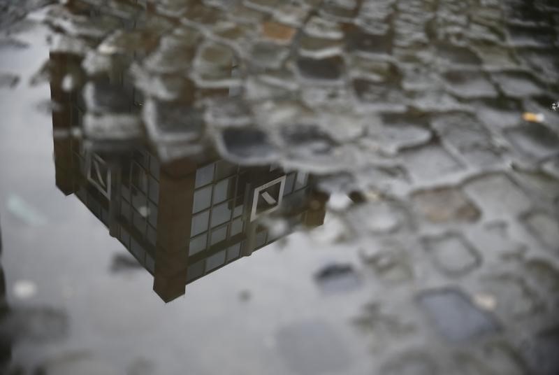 © Reuters. A Deutsche Bank office is reflected in a puddle in Hanau