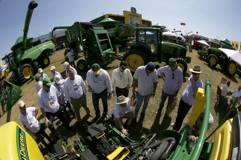 © Reuters. Produtores escutam a explicação técnica sobre uma máquina de colheita durante a feira Agrishow