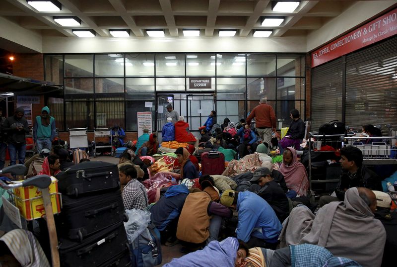 © Reuters. Várias pessoas aguardam no lado de fora do terminal de embarque no aeroporto em Katmandu