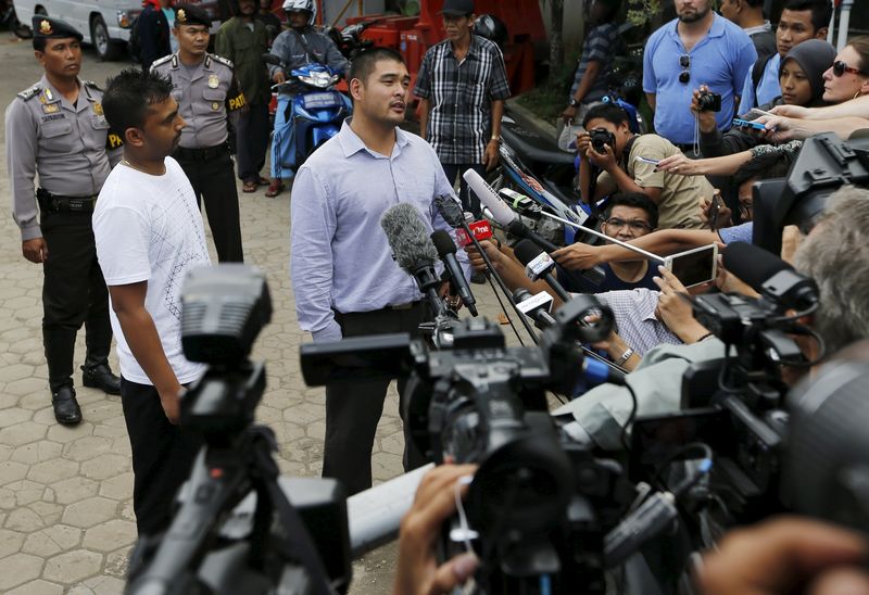 © Reuters. Michael Chan, irmão de Andrew Chan, fala a repórteres em Cilacap