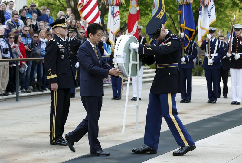 © Reuters. Japanese Prime Minister Shinzo Abe places a wreath at the Tomb of the Unknowns in Arlington National Cemetery 