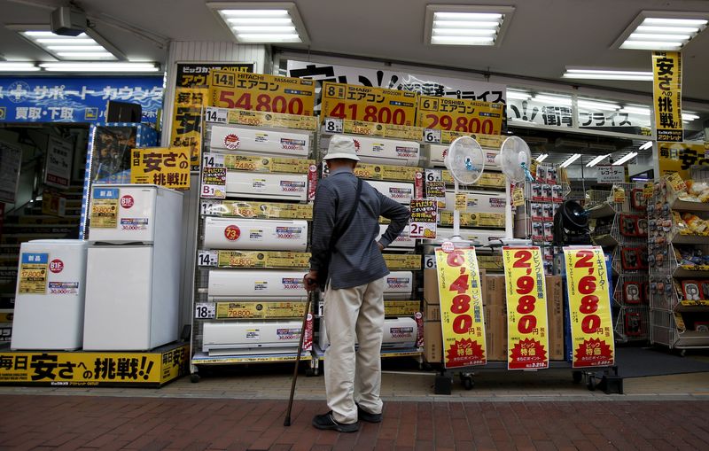 © Reuters. RECUL DE 9,7% SUR UN AN DES VENTES AU DÉTAIL AU JAPON EN MARS 