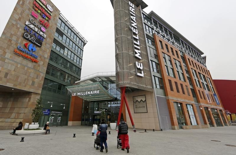 © Reuters. People push baby prams towards the entrance of Le Millenaire mall in Aubervilliers