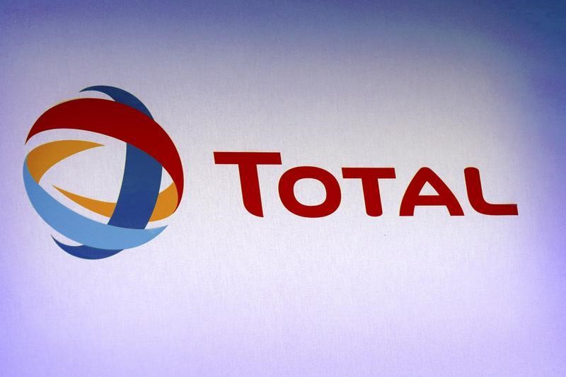 © Reuters. Логотип Total на презентации годовых результатов компании в Париже