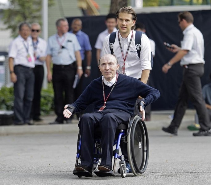 © Reuters. Frank Williams, founder of the Williams Formula One team, arrives at the paddock before the first practice session of Singapore F1 Grand Prix