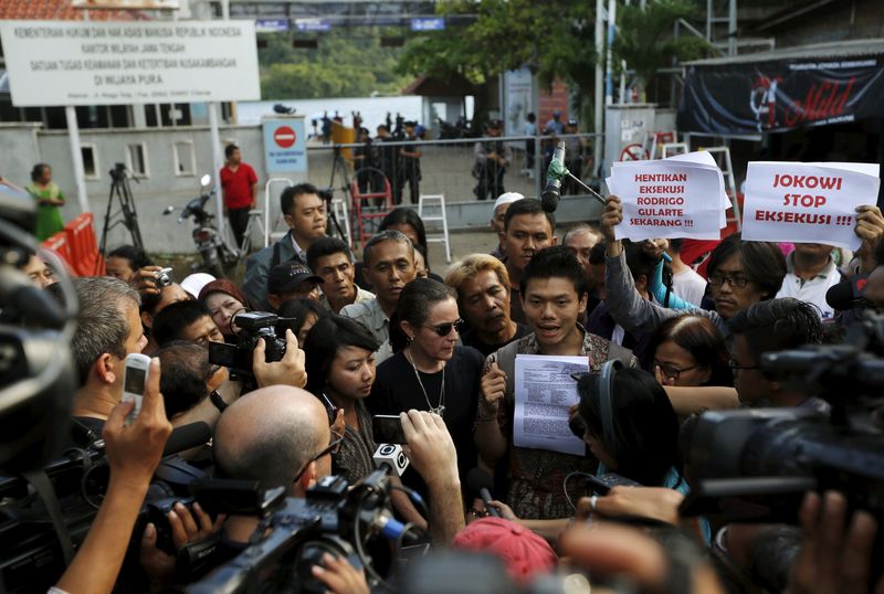 © Reuters. Ativista idonésio segura documento em entrevista durante protesto contra execução do brasileiro Rodrigo Gularte em frente ao porto de Wijayapura, em Cilacap, na Indonésia