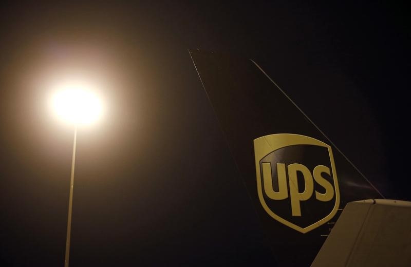 © Reuters. Логотип United Parcel Service (UPS) на хвосте самолета 