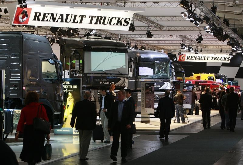 © Reuters. RENAULT TRUCKS PRÉVOIT 512 SUPPRESSIONS DE POSTES