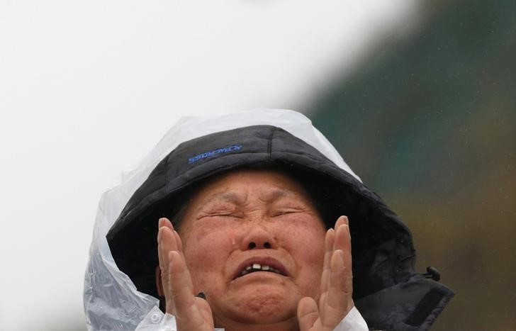 © Reuters. Familiar de pessoa desaparecida após naufrágio da balsa Sewol, na Coreia do Sul