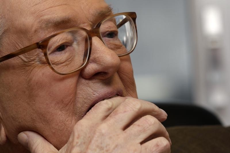 © Reuters. JEAN-MARIE LE PEN REFUSE DE S'EXPLIQUER SUR UN COMPTE SUISSE