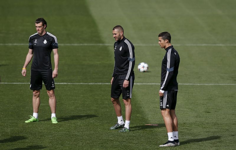 © Reuters. Bale, Benzema e Cristiano Ronaldo em treino do Real Madrid