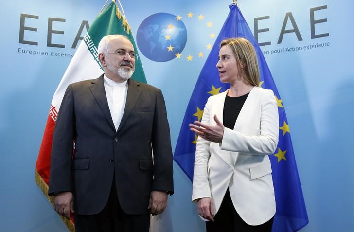 © Reuters. EU foreign policy chief Mogherini poses with Iranian Foreign Minister Zarif ahead of nuclear talks in Brussels