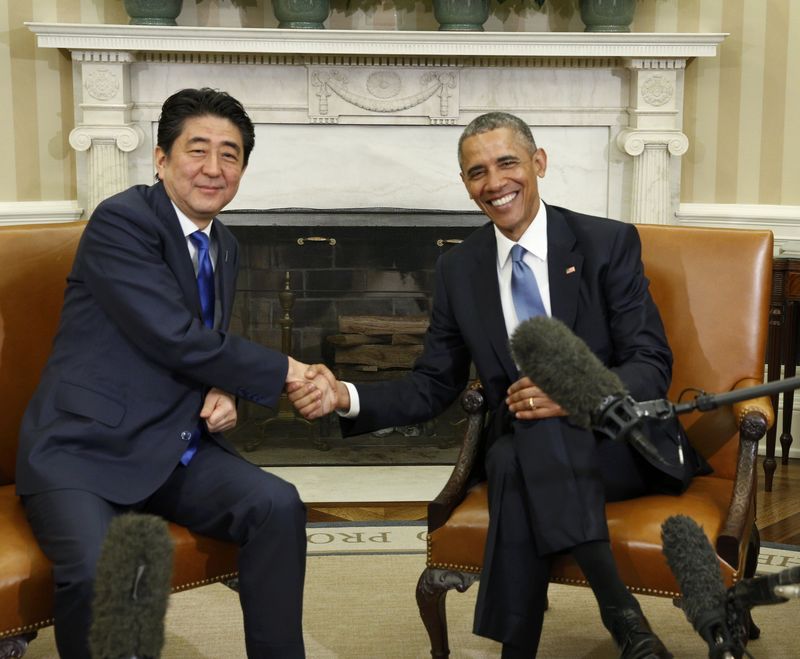 © Reuters. U.S. President Obama greets Japanese Prime Minister Abe during a White House Oval Office meeting