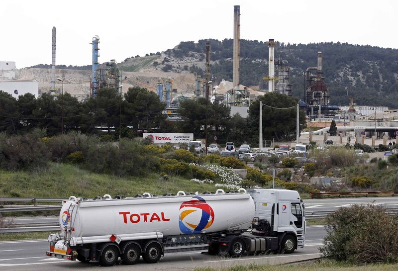 © Reuters. Visão geral da refinaria da francesa Total em La Mede, perto de Marseille.