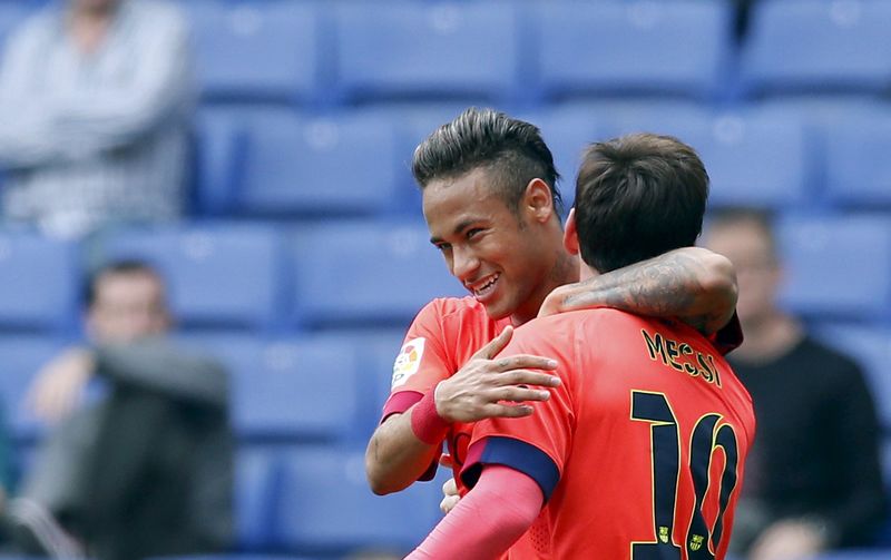 © Reuters. Barcelona's Neymar and Lionel Messi celebrate a goal against Espanyol during their Spanish first division soccer match near Barcelona