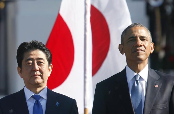 © Reuters. Presidente dos EUA, Barack Obama (direita),  e primeiro-ministro japonês, Shinzo Abe, durante cerimônia em Washington