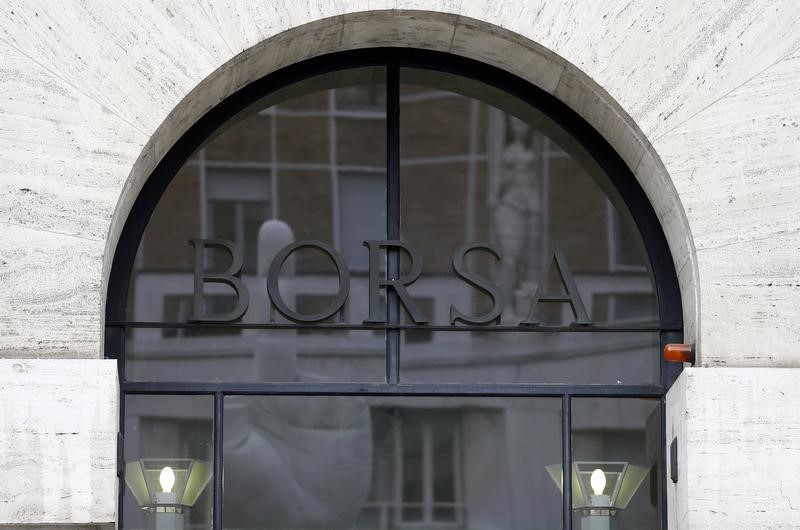 © Reuters. L'ingresso principale della sede di Borsa Italiana a Milano