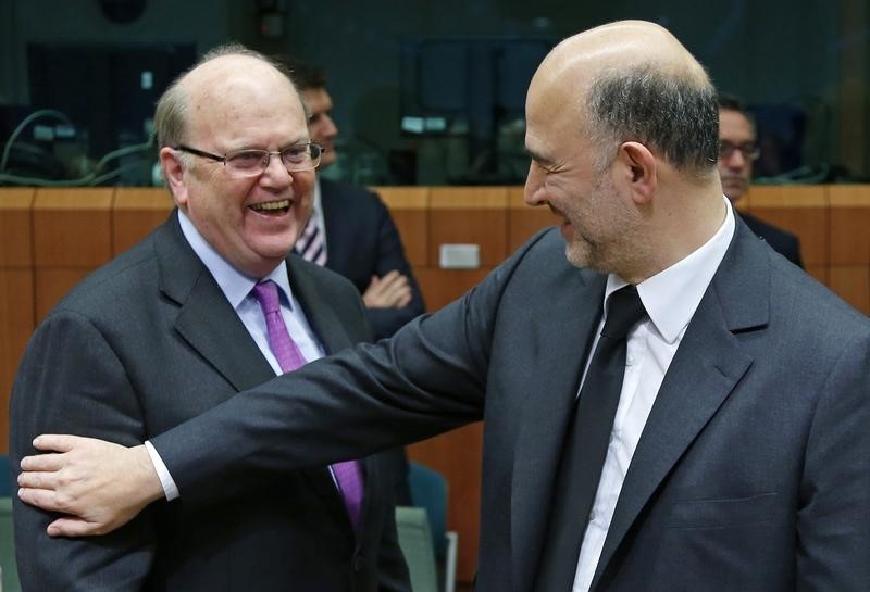 © Reuters. Irish Finance Minister Noonan talks to European Commissioner for economics, taxation and customs Moscovici during an Euro zone finance ministers meeting in Brussels