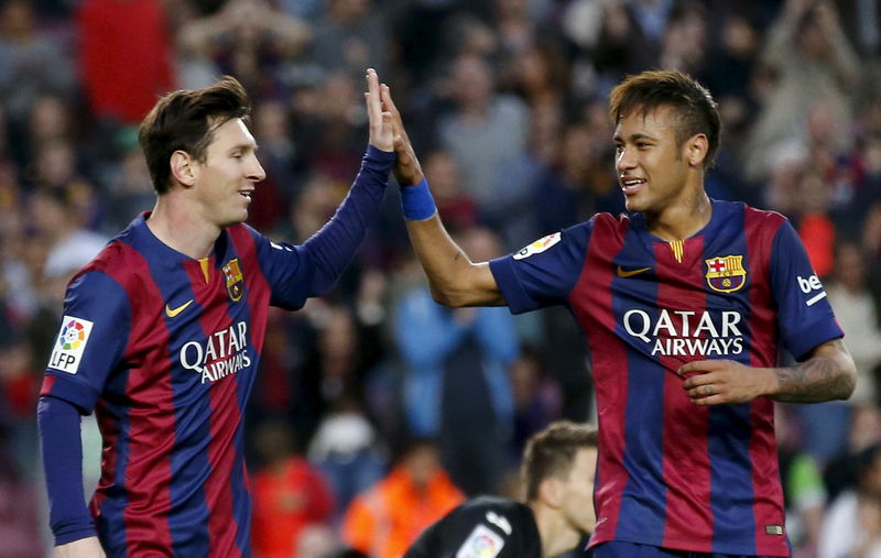 © Reuters. Lionel Messi e Neymar, do Barcelona, comemoram gol de Xavi Hernandez