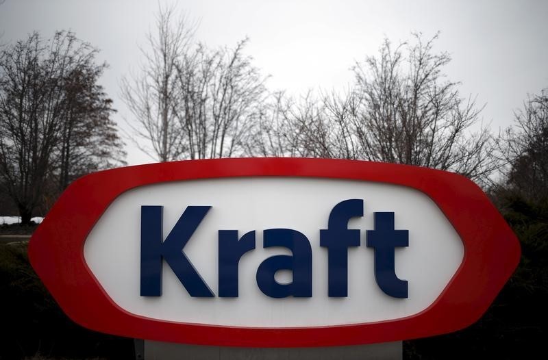© Reuters. The Kraft logo is pictured outside its headquarters in Northfield