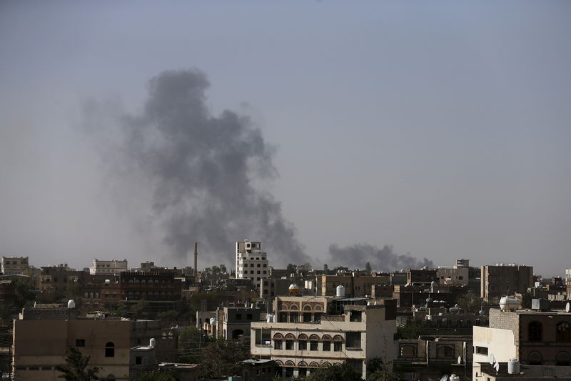 © Reuters. Fumaça no aeroporto internacional em Sanaa