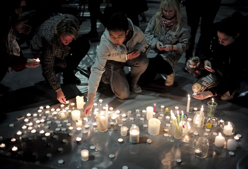 © Reuters. Apoiadores dos dois traficantes australianos condenados à morte na Indonésia fazem vigília