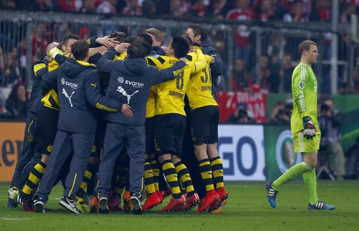 © Reuters. Jogadores do Borussia Dortmund comemoram vitória