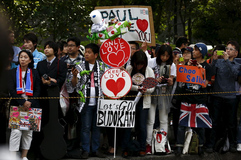 © Reuters. Fãs aguardam chegada de Paul McCartney antes de show em Tóquio 