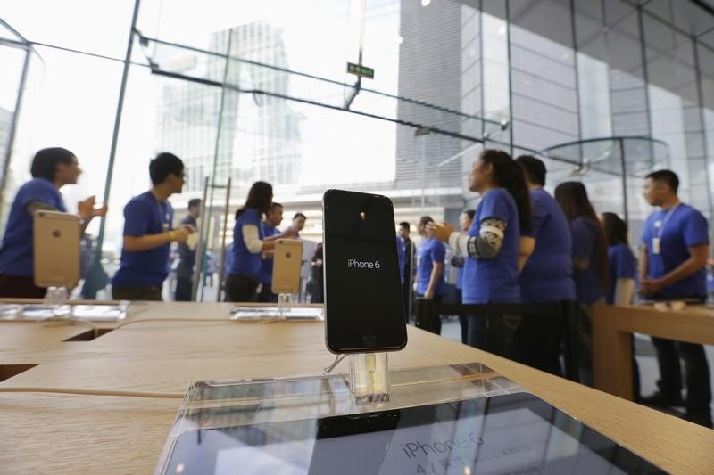 © Reuters. Sales staff welcome the customers to buy iPhone 6 and iPhone 6 Plus at an Apple store in Beijing