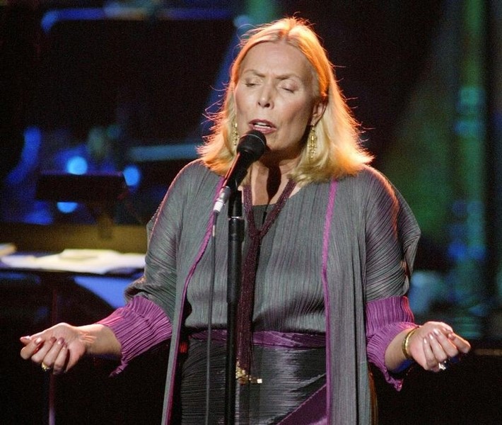 © Reuters. Cantora Joni Mitchell durante show em Los Angeles