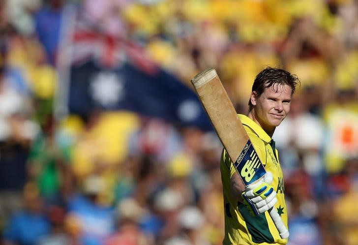 © Reuters. Australia's batsman Smith acknowledges the crowd after scoring his century during his Cricket World Cup semi-final match against India in Sydney