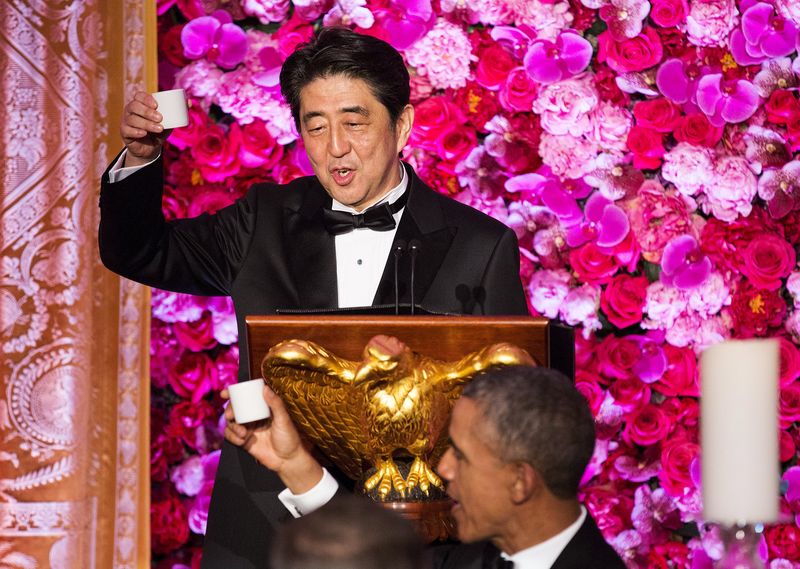 © Reuters. Japanese PM Abe makes a toast to U.S. President Obama at a State Dinner at the White House