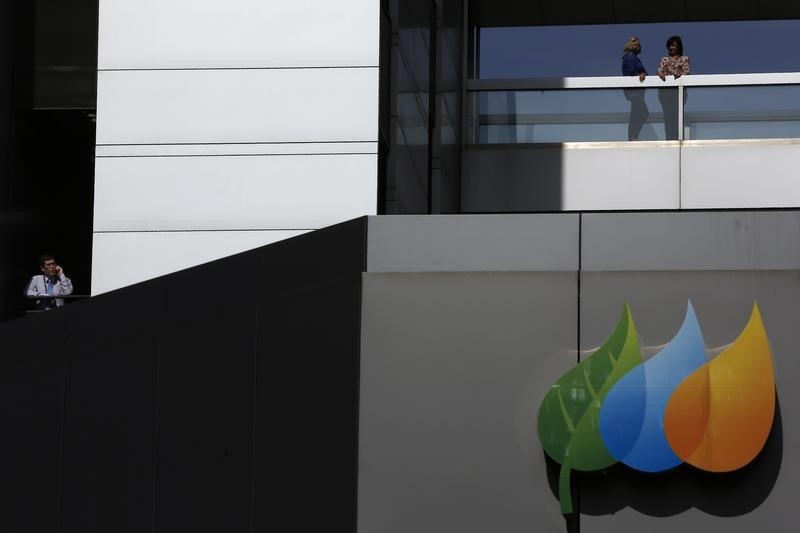 © Reuters. Workers of Spanish power company Iberdrola are seen at Iberdrola's main office building in Madrid