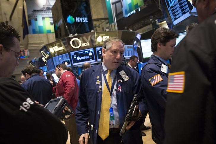 © Reuters. Трейдеры на торгах Нью-Йоркской биржи