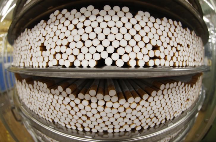 © Reuters. LA LIVRE PÈSE SUR LES VENTES DE BRITISH AMERICAN TOBACCO